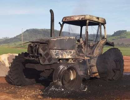 Grupo armado invade fazenda e queima m&aacute;quinas agr&iacute;colas na fronteira