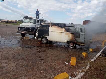 Kombi pega fogo perto de posto de combustíveis e criança sofre queimaduras 