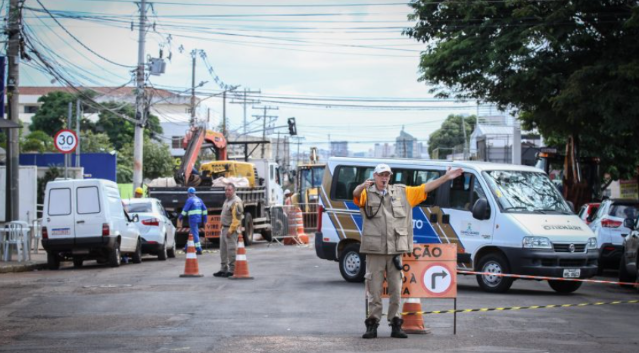 Rua Bar&atilde;o do Rio Branco fica parcialmente fechada hoje para obras de remendos 