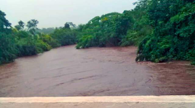 Homem desaparece ap&oacute;s embarca&ccedil;&atilde;o com 5 pessoas virar no Rio Salobra