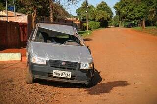 Veículo estava nesta manhã no mesmo local do acidente, porém já desvirado. (Foto: Henrique Kawaminami)