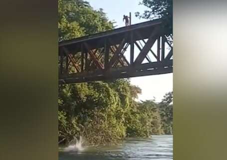 Jovem pula de ponte de 15 metros em "brincadeira" e desaparece no Rio Verde