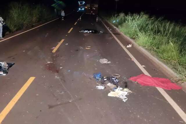 Crian&ccedil;a e dois jovens morrem depois de motocicleta ser atingida por carreta 