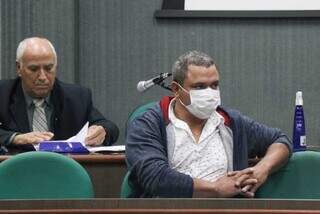 Elias Lima (máscara) está sendo julgado por homicídio qualificado. (Foto: Henrique Kawaminami)