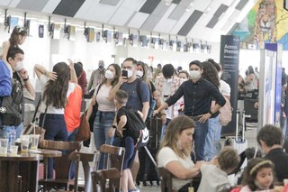 Passagerios em fila de check-in no Aeroporto Internacional de Campo Grande. (Foto: Marcos Maluf)