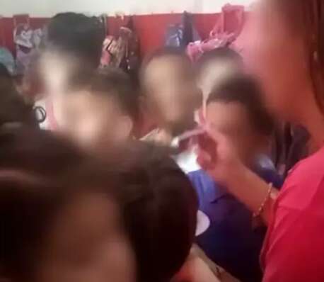 Crian&ccedil;as compartilham mesma colher em almo&ccedil;o de escolinha no Canguru