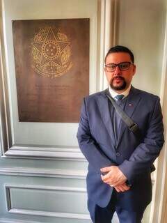 Presidente da Uniodonto Mato Grosso do Sul na embaixada do Brasil em Londres. (Foto: Arquivo pessoal)