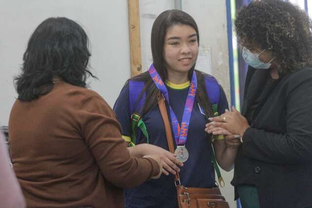 Vice-campe&atilde; mundial &eacute; recebida com festa em escola da Capital