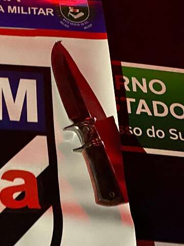 Homem &eacute; morto a tiros ap&oacute;s tentar esfaquear policiais militares 