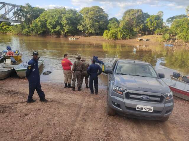 Mergulhadores encontram corpo de homem que sumiu ap&oacute;s barco virar 