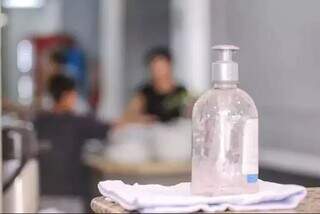 Vasilhame com álcool em gel disponível para limpar a mão. (Foto: Arquivo)