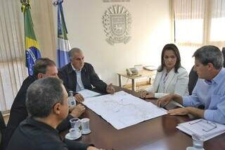 Reunião entre prefeita Adriane e governador Azambuja com secretários do Estado e do Município. (Foto: Paulo Francis)