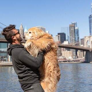 Jesse Koz e o seu cachorro em viagem internacional. (Foto: Reprodução/Instagram)
