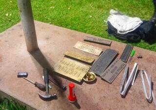 Placas e ferramentas encontradas com criminosos foram apreendidas pelos agentes. (Foto: Guarda Municipal)