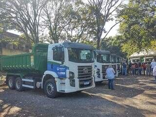 Parte dos caminhões entregues hoje na Semagro. (Foto: Marcos Maluf)