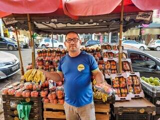 Dos 45 anos, Luciano trabalha como vendedor de frutas na Dom Aquino há 30. (Foto: Aletheya Alves)