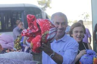 Governador Reinaldo Azambuja durante entrega de cobertores. (Foto: Marcos Maluf)