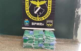 Drogas apreendidas na bagagem do coletivo. (Foto: Polícia Militar) 