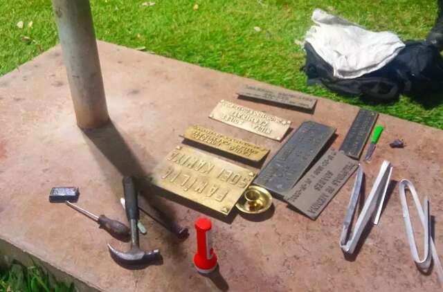 Dupla invade cemit&eacute;rio e &eacute; presa furtando placas e casti&ccedil;ais de t&uacute;mulos
