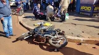 Socorristas tentam reanimar piloto de moto em acidente com duas mortes em Dourados. (Foto: Adilson Domingos)