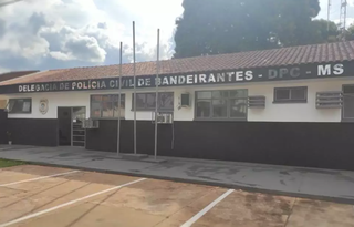 Fachada da Delegacia de Polícia Civil de Bandeirantes, onde o crime foi registrado. (Foto: Reprodução)