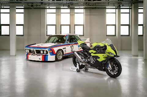BMW apresenta a M 1000 RR em comemoração aos 50 anos da divisão esportiva M