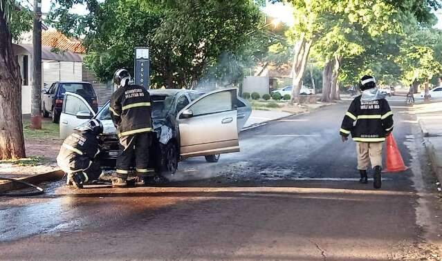 Carro pega fogo e condutor s&oacute; tem tempo de tirar filho da cadeirinha