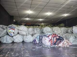 Cobertores que serão destinados aos 79 municípios do Estado. (Foto: Marcos Maluf)