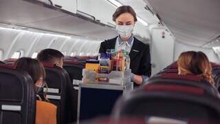 O serviço de bordo em voos nacionais está de volta depois de dois anos por conta da pandemia – Foto: Reprodução