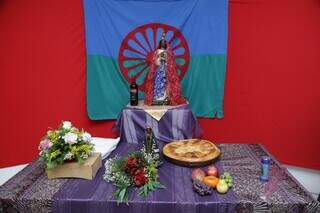 Altar foi preparado para a santa padroeira do povo cigano. (Foto: Kísie Ainoã)