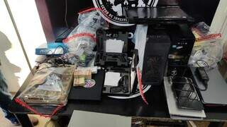 Armas, dinheiro, joias e computadores apreendidos em Dourados (Foto: Adilson Domingos)