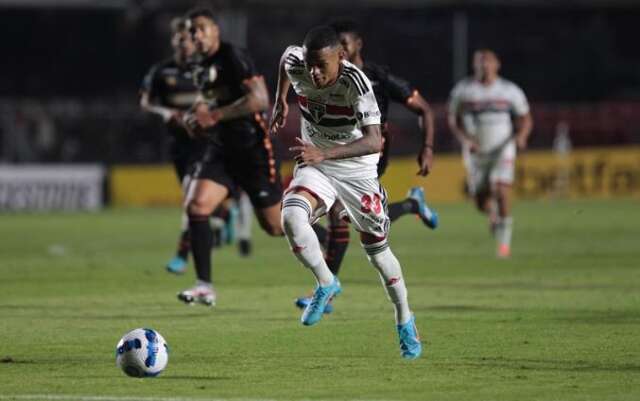 Com time de garotos, S&atilde;o Paulo supera Ayacucho na Sul-Americana