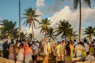 Oitenta e sete convidados acompanharam o casamento realizado na praia. (Foto: Silas Coelho)