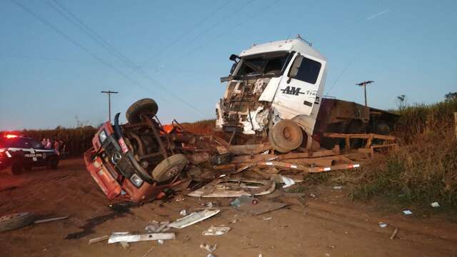 Acidente entre carreta e caminh&atilde;o deixa um motorista morto em F&aacute;tima do Sul