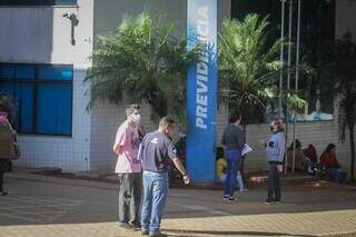 Pequena fila em frente de agência da Previdência Social, em Campo Grande (Foto: Arquivo)