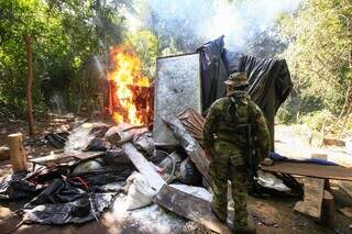 Agente paraguaio observa acampamento narco sendo consumido pelo fogo (Foto: Divulgação)