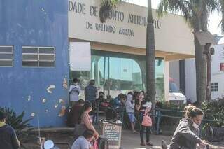 Movimento intenso de pessoas em busca de atendimento médico na UPA Coronel Antonino. (Foto: Marcos Maluf)