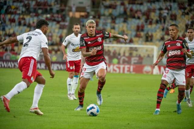 Flamengo n&atilde;o convence, mas triunfa na Libertadores