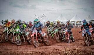 Competidores durante uma das etapas do Estadual de Motocross (Foto: Adriano Gomes | AGMX)
