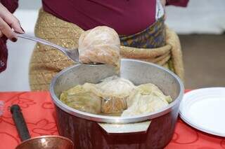 Charuto cigano foi a comida típica servida no evento. (Foto: Kísie Ainoã)