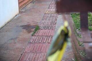 Calçada ficou manchada com sangue de Sidnei. (Foto: Henrique Kawaminami)