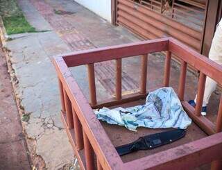 Bainha da faca usada por Sidnei deixada em lixeira na frente da casa onde ele morava. (Foto: Henrique Kawaminami)