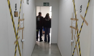 Polícia Civil e Procon durante fiscalização nas empresas. (Foto: Divulgação/Procon)