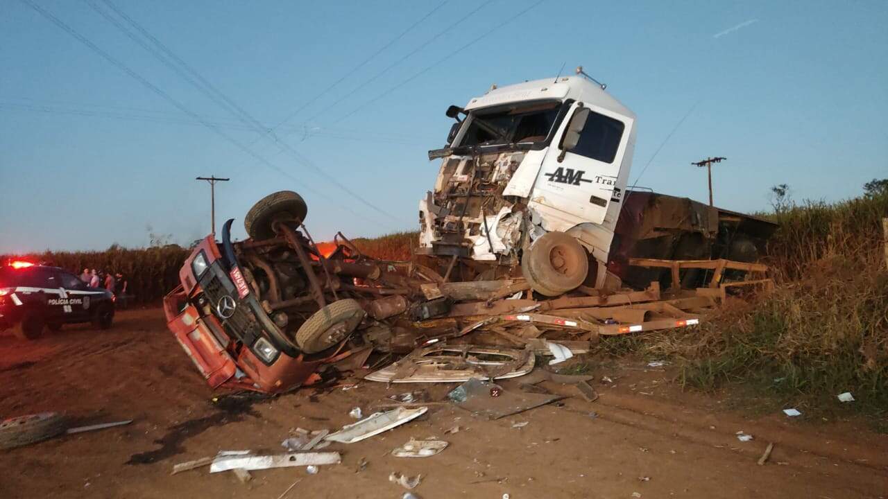 Acidente entre carreta e caminhão deixa um motorista morto em Fátima do Sul