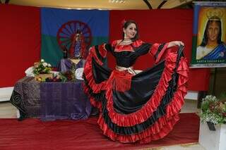 Bailarina de dança cigana, Elenir Escobar Barbosa conta sobre a importância do evento. (Foto: Kísie Ainoã)