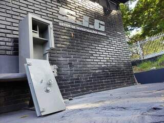 Cofre apreendido pela polícia na casa de empresário foi aberto por ordem judicial. (Foto: Adilson Domingos)