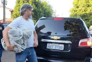 Marcos Walevein quando chegava ontem à delegacia, depois de ser preso em casa. (Foto: Adilson Domingos)