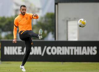 Meia Renato Augusto chuta a bola em treino no Corinthians. (Foto: Divulgação)