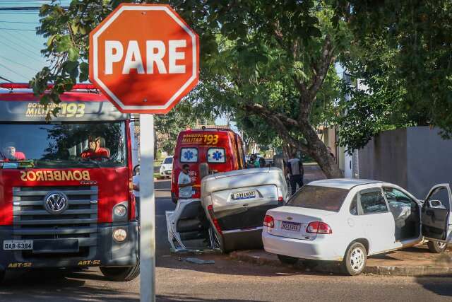 Carro capota depois de motorista furar preferencial no Bairro Caiçara