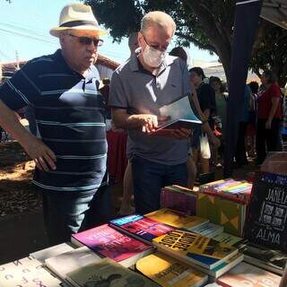 Nas feiras, público tem contato de perto com os livros. (Foto: Arquivo pessoal)